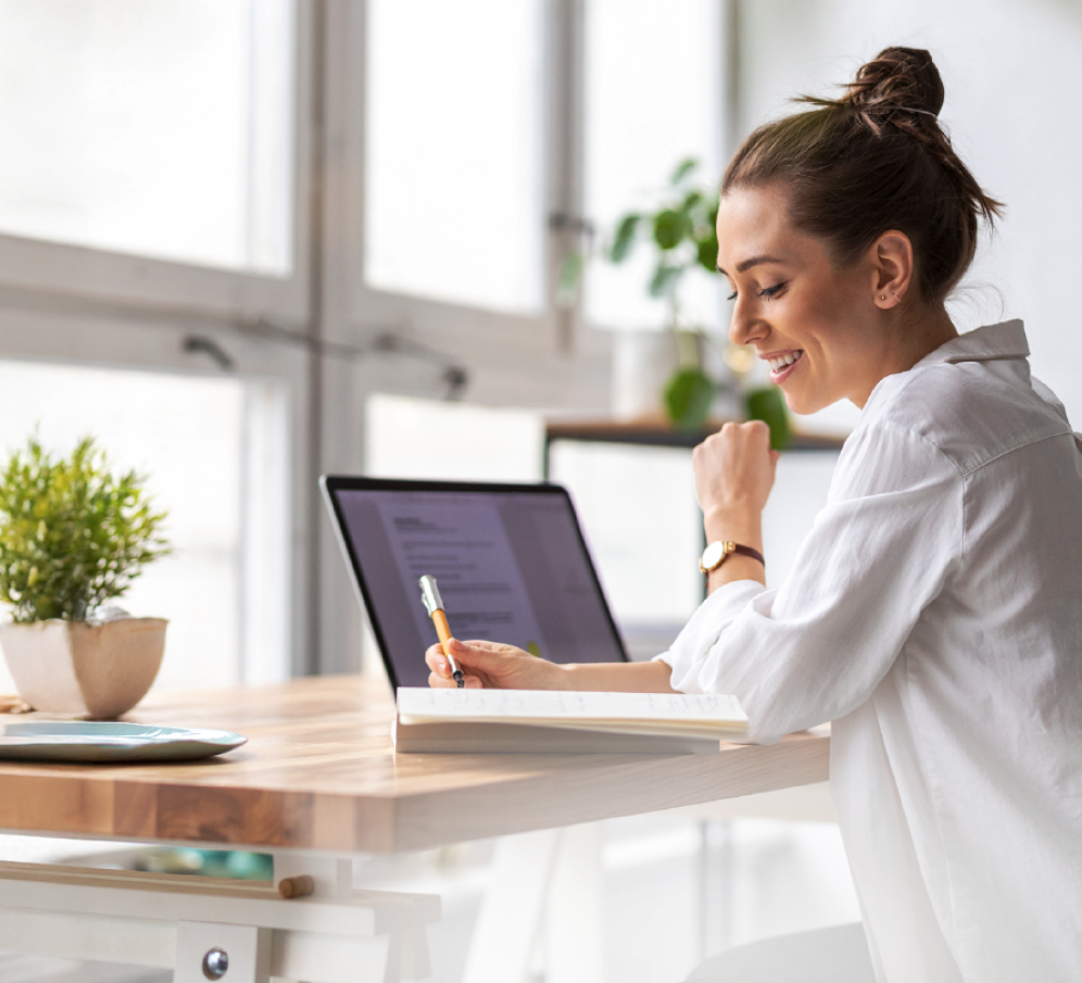 Mulher trabalhando no Hub